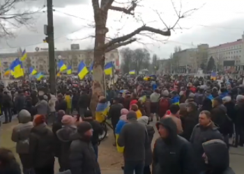 Херсонщина ежедневно выходит на митинги с флагами