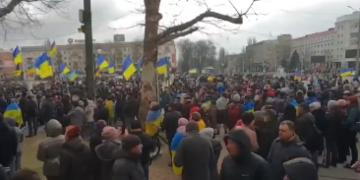 Херсонщина ежедневно выходит на митинги с флагами