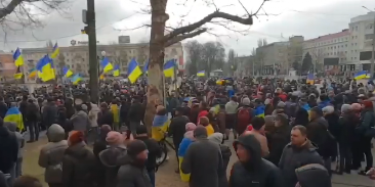 Херсонщина ежедневно выходит на митинги с флагами