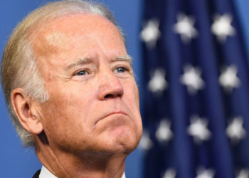 Рейтинг поддержки Байдена в США упал