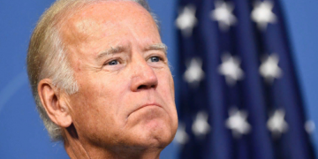 Рейтинг поддержки Байдена в США упал