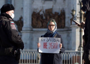 Задержали девушку, которая вышла на пикет против войны