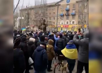 С гимном и украинскими флагами: Мелитополь восстал против захватчиков