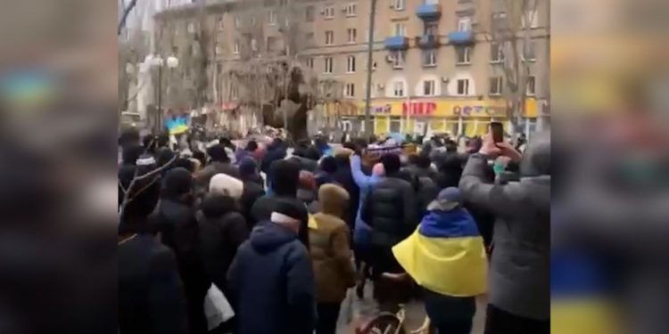 С гимном и украинскими флагами: Мелитополь восстал против захватчиков