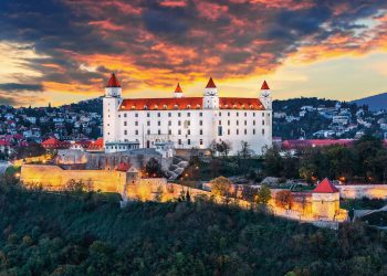 Словакия отправила русских дипломатов