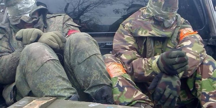 “Путин послал на верную смерть”: ВСУ взяли в плен двух оккупантов, “другим повезло меньше” (фото)