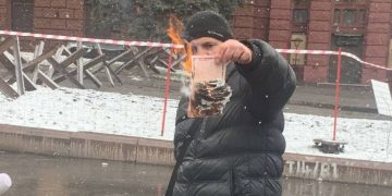 Россиянин сжег свой паспорт на площади