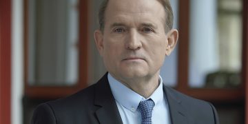 Медведчук пытался повесится — охрана успела вытащить его из петли, сейчас он жив. Где именно он сейчас находится — неизвестно.