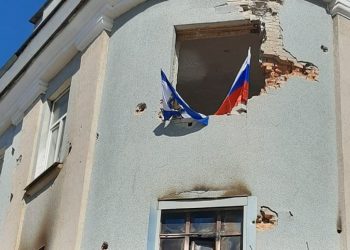 В Херсоне на здании СБУ российские оккупанты вывесили два флага