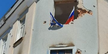 В Херсоне на здании СБУ российские оккупанты вывесили два флага