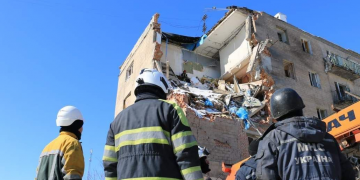 Харьков. Пятиэтажка после попадания вражеской ракеты.