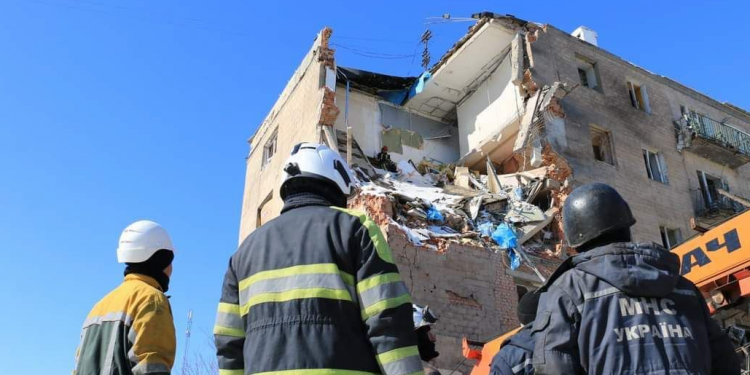 Харьков. Пятиэтажка после попадания вражеской ракеты.