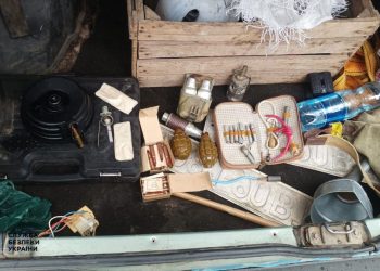 В Винницкой области в лесополосе нашли схрон с оружием и взрывчаткой