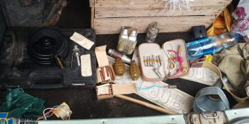 В Винницкой области в лесополосе нашли схрон с оружием и взрывчаткой