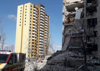 В Чернигове достали троих погибших детей и их родителей