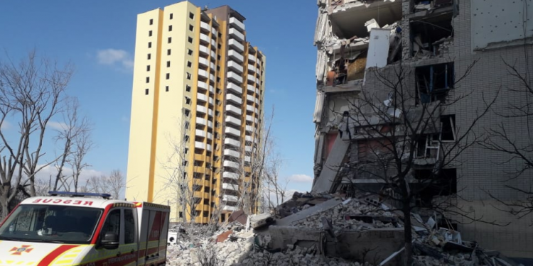 В Чернигове достали троих погибших детей и их родителей