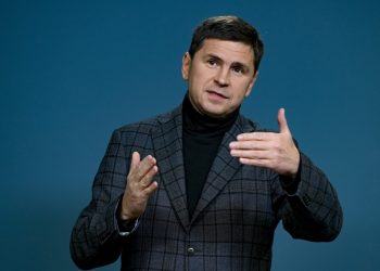 Михаил Подоляк призвал Запад начать «нести ответственность» и закрыть небо в Украине.