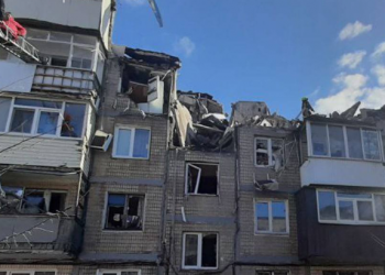 Харьков. Снаряд попал в жилой дом