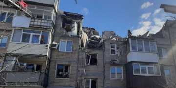 Харьков. Снаряд попал в жилой дом