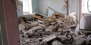 Это фото обстрелянной российскими оккупантами больницы в Васильевке в Запорожской области.