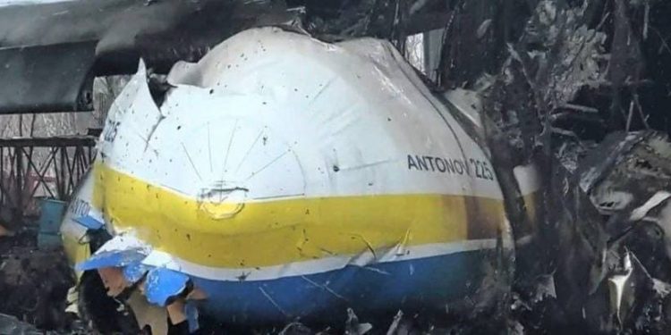 Всё, что осталось от крупнейшего в мире транспортного самолёта Ан-225 «Мрія» в Гостомеле.