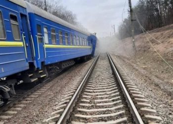 Под Ирпенем попадание снаряда по железнодорожной колее.