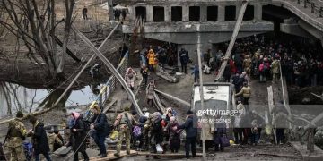 Люди покидают город Ирпень