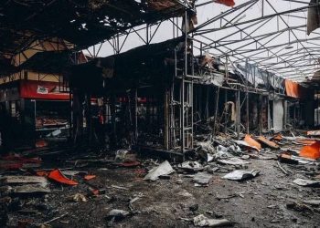 Ночью снаряды оккупантов разрушили Новосалтовский рынок в Харькове.