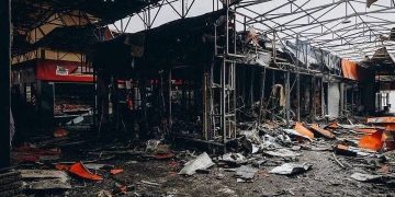 Ночью снаряды оккупантов разрушили Новосалтовский рынок в Харькове.