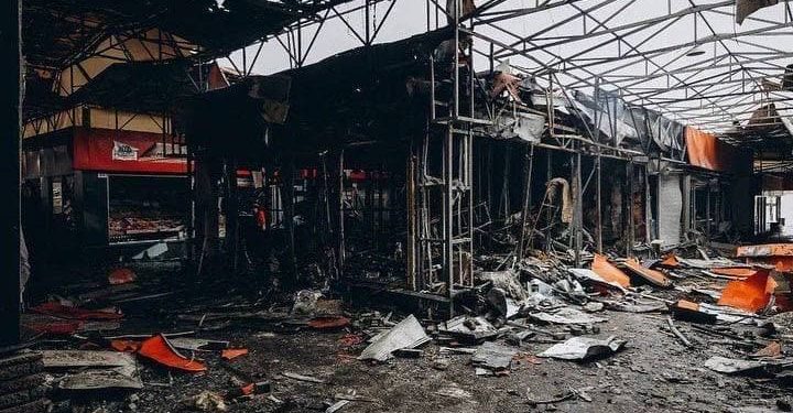 Ночью снаряды оккупантов разрушили Новосалтовский рынок в Харькове.