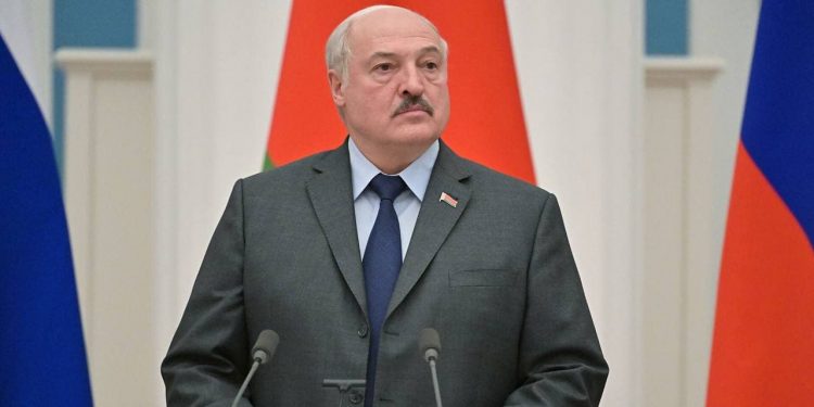 Лукашенко направил на Чернобыльскую АЭС специалистов