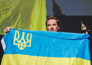 Бенедикт Камбербетч вышел с украинским флагом