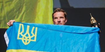 Бенедикт Камбербетч вышел с украинским флагом