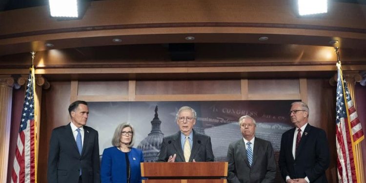 Сенаторы США призвали Байдена отправить самолеты в Украину