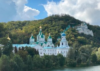 Обстреляна Святогорская лавра в Донецкой области.