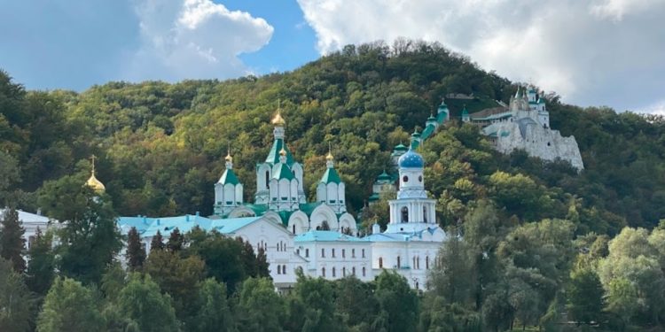 Обстреляна Святогорская лавра в Донецкой области.