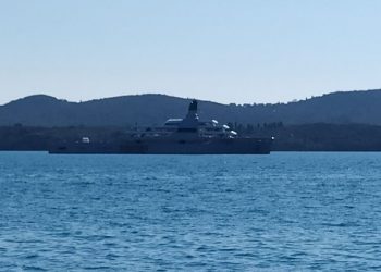 Огромная яхта Абрамовича зашла в бухту Черногории