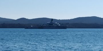 Огромная яхта Абрамовича зашла в бухту Черногории