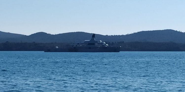 Огромная яхта Абрамовича зашла в бухту Черногории