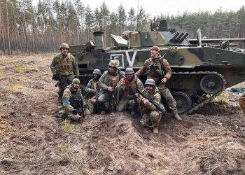 Грузинские легионеры со своим новым трофеем