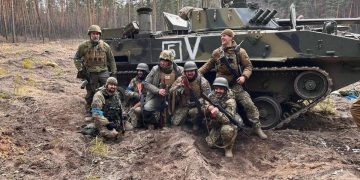 Грузинские легионеры со своим новым трофеем