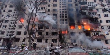 Артснаряд в многоэтажку на Оболони в Киеве