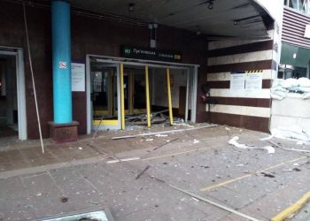 Взрывной волной в Киеве поврежден фасад станции метро