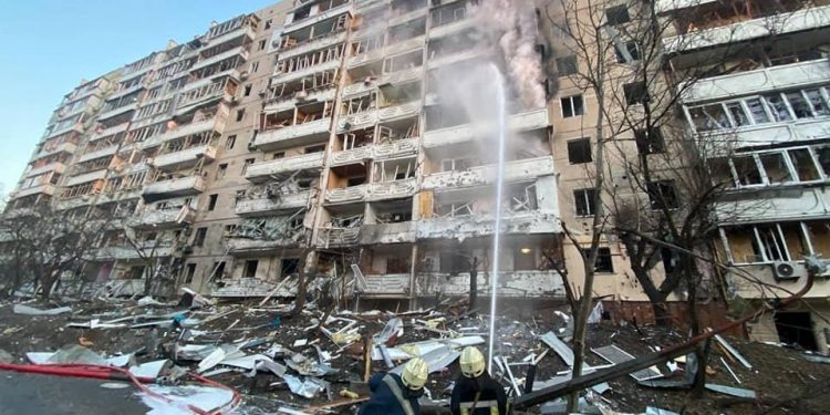 В результате попадания боеприпаса начался пожар с 1 по 5 этажи