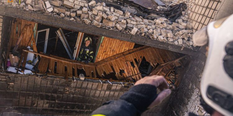 Вражеский обстрел по жилому дому в столице