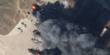 Горит вражеская техника в Херсонском аэропорту