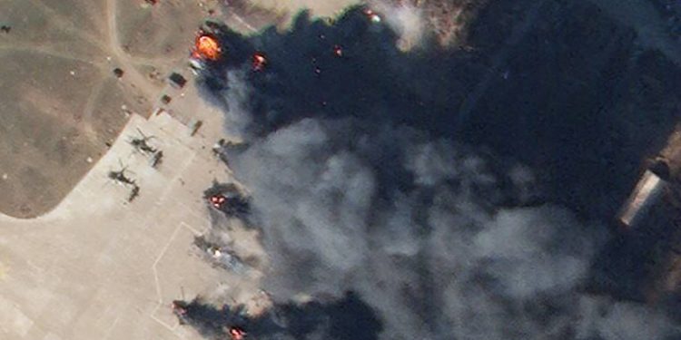 Горит вражеская техника в Херсонском аэропорту