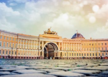 Количество гостей в Петербурге сократилось вдвое