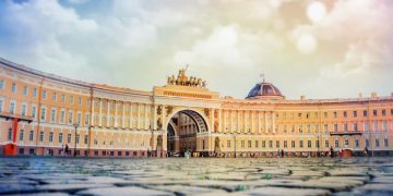 Количество гостей в Петербурге сократилось вдвое