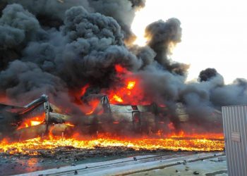 Горят склады лако-красочной продукции в Сумах